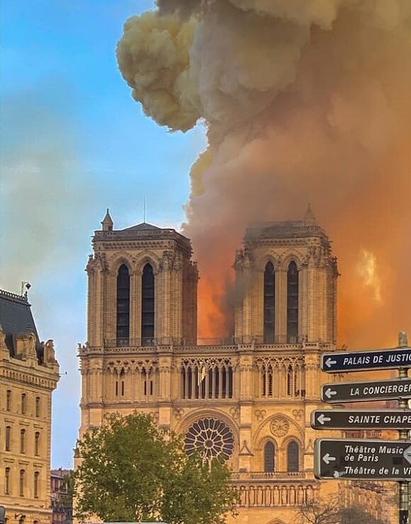 火災で燃えるノートルダム大聖堂　出典＝ウィキメディア・コモンズ