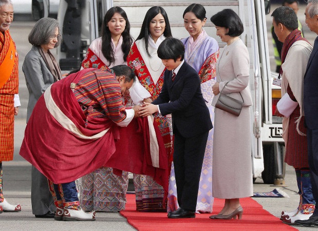 ブータンに到着され、王族らからの歓迎を受ける秋篠宮家の長男悠仁さまと紀子さま＝ブータン・パロで2019年8月17日午前8時6分